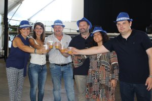 Alcalde y concejales brindando en el inicio de las fiestas.