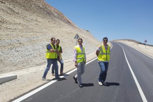 El diputado de Fomento visita una carretera.