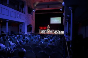 Abel La Calle durante su ponencia en la primera edición de TEDxPuertadePurchena.