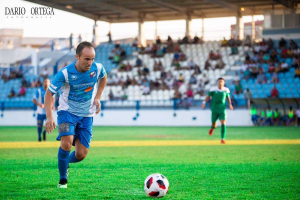 Linares con la camiseta del Motril.