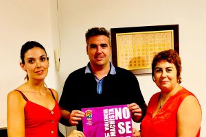 El alcalde de Viator y las concejalas de Mujer y Comercio, con el cartel de la campaña.