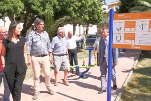 Visita del alcalde, varios de sus concejales y el responsable de La Caixa a uno de los nuevos parques biosaludables.