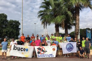 Miembros de las diferentes organizaciones participantes en la recogida de residuos.