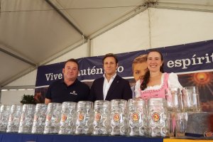 El concejal Luis Miguel Carmona, junto al productor del evento, Santiago Gallego, de 4Rosas y Melanie Homburg posan con jarras de cerveza alemana.