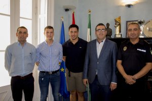 El alcalde con los nuevos agentes en prácticas.