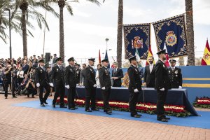 Entrega de condecoraciones a los agentes