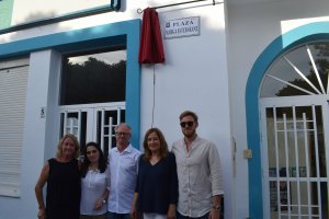 Familiares de la homenajeada y la alcaldesa bajo la nueva placa.