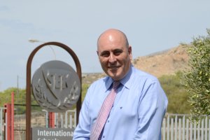 Javier Eladio Guzmán en la entrada del SEK Alborán en Almerimar.