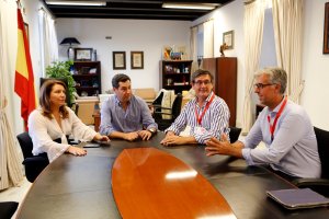 Reunión del alcalde de Adra con Juanma Moreno y Carmen Crespo.