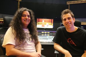José Herrera (derecha), y Gonzalo Ramos, en la sede de Villalobos Recording Studio, en Almería. Al fondo, un fotograma del corto.