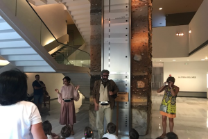 Celia Viñas y Luis Siret enseñan a los niños las maravillas del Museo.