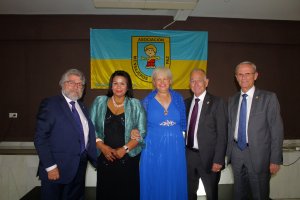 Los cónsules de Ecuador y República Dominicana, María Cristina Liranzo, Gabriel Amat y el padre José Vicente.