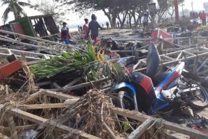 Imágenes de los desastres causados por los terremotos y el tsunami.