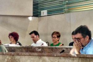 Bancada socialista en el salón de plenos del Ayuntamiento.
