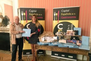 La concejal Carolina Lafita junto a Pedro Palacios, ayer en Madrid.