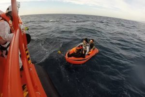 Rescate de una patera por Salvamento Marítimo.