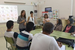 Francisca Fernández, delegada de Educación en la provincia de Almería, durante su visita al centro de El Ejido.