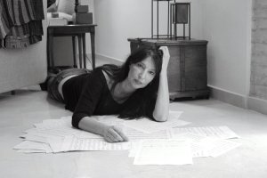 Claudia Montero entre sus partituras.