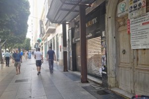 Local cerrado en pleno Paseo de Almería.