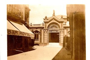 La calle  Aguilar de Campoo donde se observa el toldo del Royal y la entrada del Mercado.