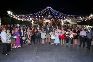 Autoridades junto al míster y la reina de las fiestas y el pregonero.