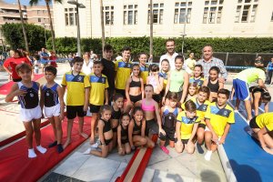 El alcalde con participantes.