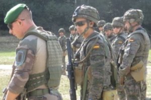 Soldados realizando maniobras.