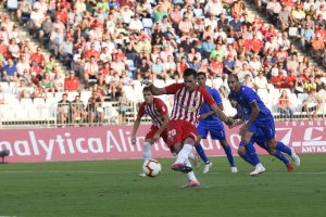 Álvaro Giménez marca el segundo para el Almería ante el Reus.