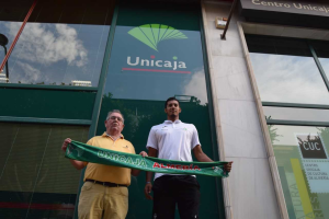 Ramón Sedeño con el nuevo jugador ahorrador.