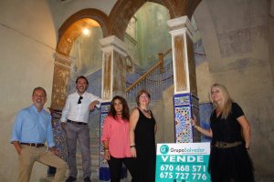 Los hermanos Alejandro y Miguel Ángel Guerrero, Inmobiliaria Salvador, mostrando la vivienda de calle Arráez nº 9.