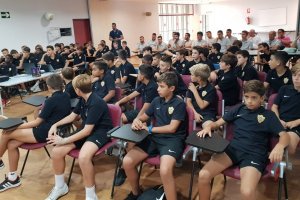 Los jóvenes rojiblancos atentos a la charla.