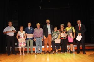 El alcalde y la concejala de Familia junto a los galardonados en el Día Internacional de las Personas con Edad.