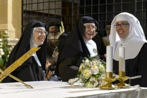 Sor María José recibió los hábitos el pasado sábado de la Madre Blanca Rosa.