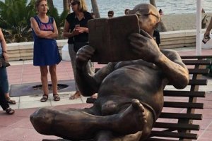 La nueva estatua del paseo marítimo se destapó este domimgo.