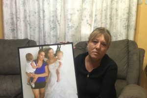 Dolores Serrano, con una foto de su hija fallecida y su nieta.