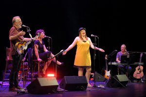 María del Mar se animó a cantar con la banda. (Foto: Jesús Amat)