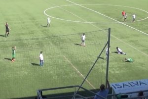 En la imagen puede apreciarse el momento en el que el niño acaba de ser lesionado.