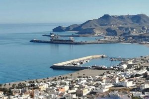 Vista del puerto pesquero de Carboneras, con el comercial al fondo.