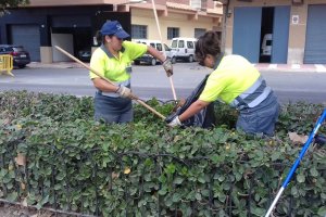 Trabajos de jardinería en el municipio abderitano.