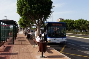 Parada de autobús ubicada junto a la puerta de entrada del Hospital de Poniente en El Ejido.