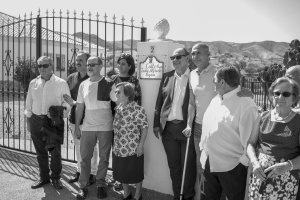 Artistas tras descubrir las calles en Los Huevanillas, autoridades y las hijas de Gilabert (Foto: Ignacio Mañas).