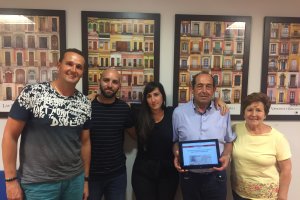 Descendientes de Cristóbal y Ramón Sola, junto al investigador Juan Francisco Colomina.