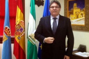 Rogelio Mena en si despacho durante su etapa como alcalde de Albox.