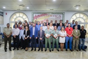 Foto de familia de los asistentes a la presentación de La Desértica, que se disputará el próximo día 20, ayer en la Diputación Provincial de Almería.