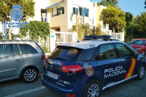 Un coche de la Policía Nacional frente a un centro de menores.