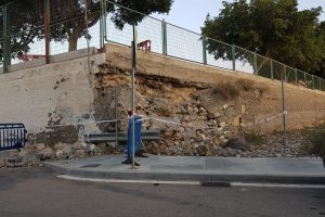 Estado en el que quedó el muro afectado del colegio.