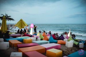 Terraza de uno de los chiringuitos que se vería afectado por el paseo marítimo.
