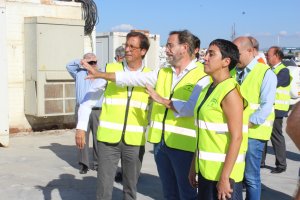 El consejero de Fomento, Felipe López, ayer en su visita al puerto de Garrucha.