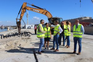 El consejero inspecciona las obras de rehabilitación del dique de abrigo.
