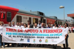 Concentración para pedir la reapertura de la línea Guadix-Almendricos..